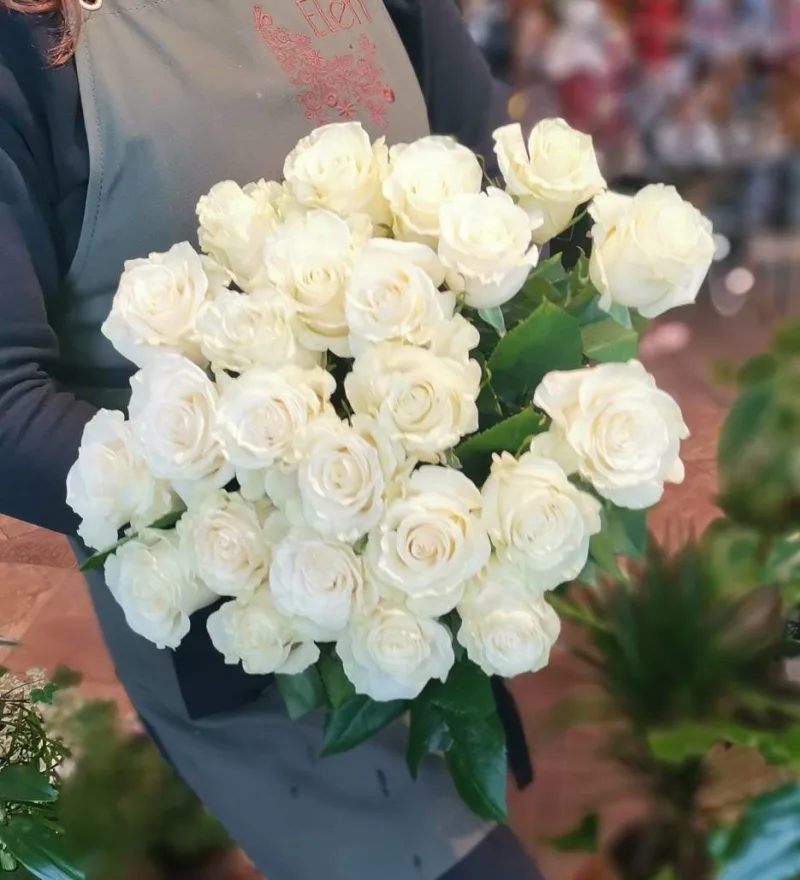 Белые розы Мондиаль — купить с доставкой в Мурино