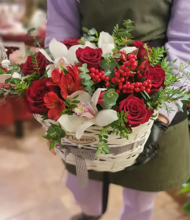 Корзина Алый закат — купить с доставкой в Мурино